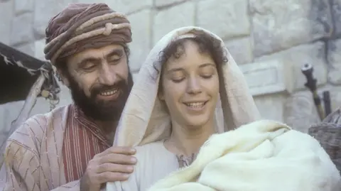 मरियम आऊ यूसुफ यीसु संगे